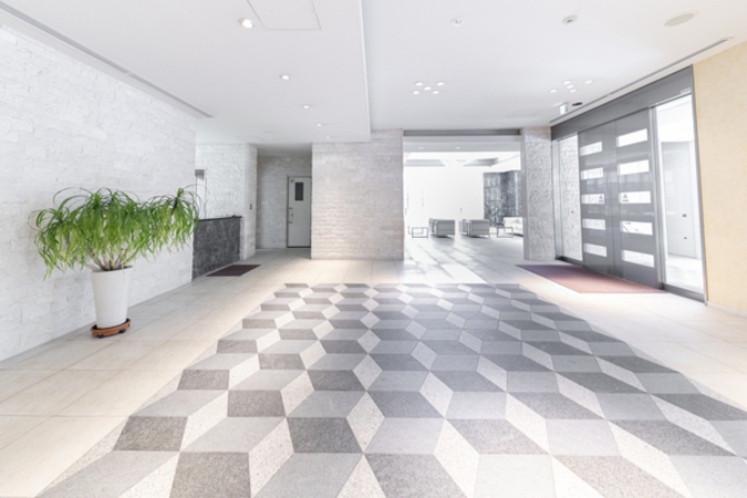 隅々まで迎賓の思想を凝らした、正装感溢れるエントランス。	