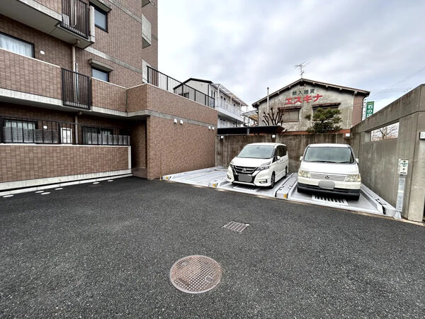 【ジュビネール塚口】駐車場 【ジュビネール塚口】駐車場