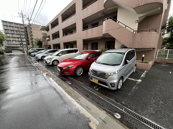 【リヴェリエ大宮日進】駐車場