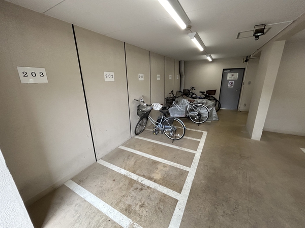 【リヴェリエ大宮日進】駐輪場