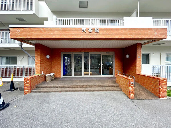 【ニューライフ神宮の森】弐番館₋エントランス