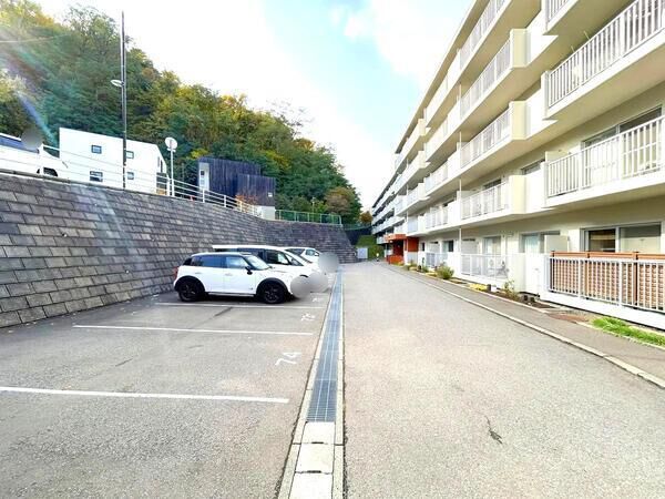 【ニューライフ神宮の森】弐番館₋共用部分（駐車場）