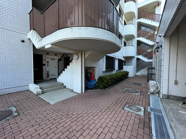 【ライオンズマンション香澄町ガーデン】エントランスアプローチ
