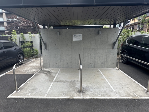 【リビオ大宮氷川参道ザテラス】駐輪場