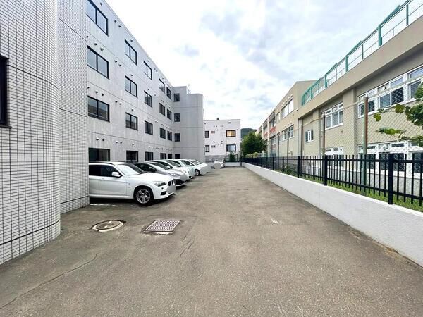 【クリオ伏見2番館】共用部分（駐車場）