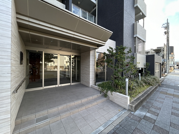 【ファミリアーレ堀田レジデンス】エントランス