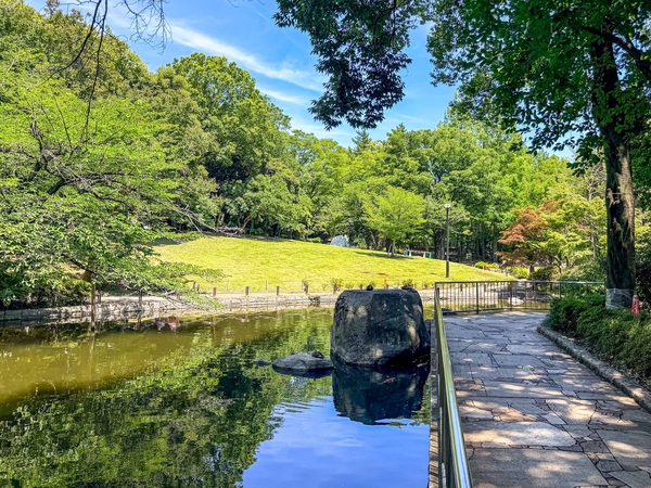 蚕糸の森公園まで約180m(徒歩3分)