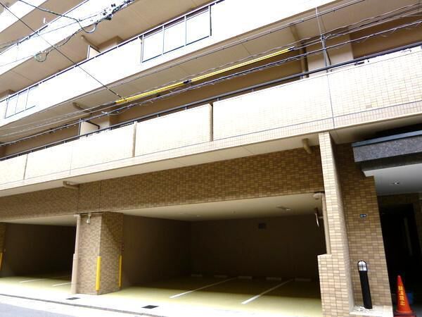 【グランドメゾン鶴舞公園】共用部分（駐車場）1