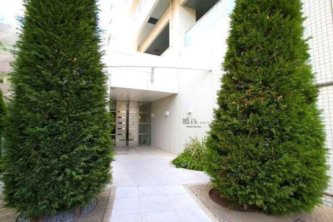 映画のワンシーンに出てきそうな、エントランスへのアプローチ。