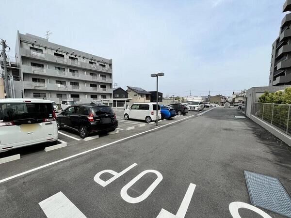 【サーパス後楽園北レジデンス】駐車場