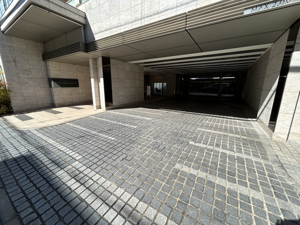 【プラウド新川崎】エントランス・駐車場入口