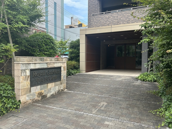 【ロイヤルガーデン中山下弐番館】エントランス