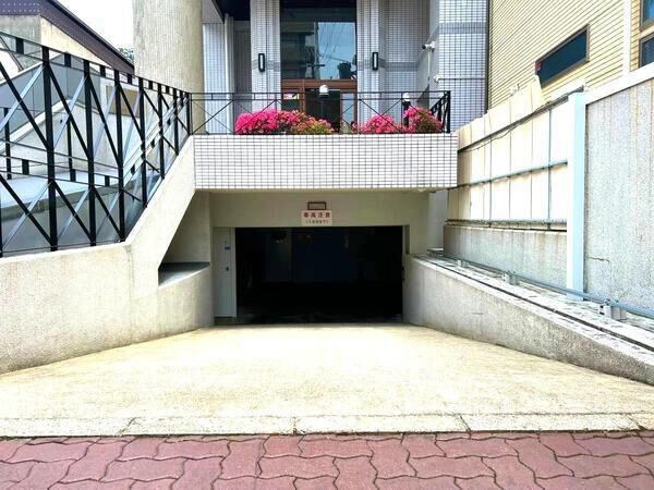 【ロイヤル御池】共用部分（駐車場入口）