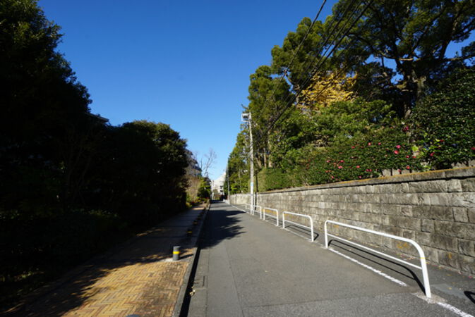 前面道路を約150m南へ歩くと開東閣