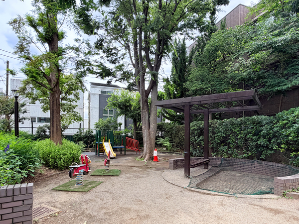 高円寺いこい公園まで約120m(徒歩2分) 高円寺いこい公園まで約120m(徒歩2分)