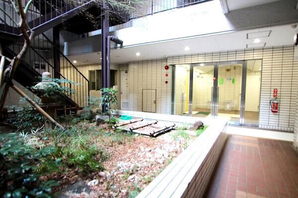 【クラウン築地】共用部分（中庭よりエントランスを望む。）