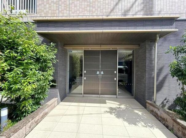 【サーパス自由ヶ丘】エントランス３