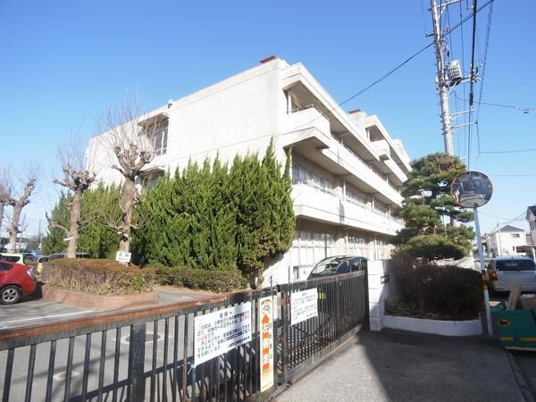 新宿小学校　約610ｍ