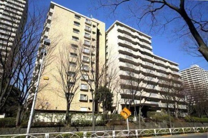 【清新中央ハイツ】1号棟南面。アイボリーの外壁は、安心感のある落ち着いた印象です。 【清新中央ハイツ】1号棟南面。アイボリーの外壁は、安心感のある落ち着いた印象です。