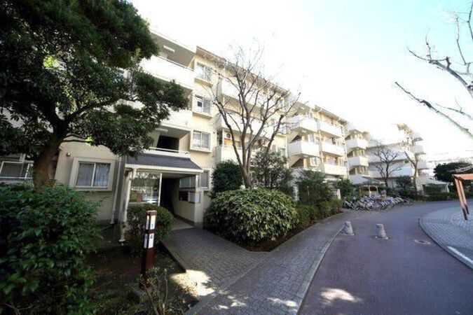 【清新中央ハイツ】4号棟。建物周囲には植栽が配置され、緑の多い住環境です。 【清新中央ハイツ】4号棟。建物周囲には植栽が配置され、緑の多い住環境です。