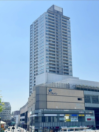 【ロイヤルタワー横濱鶴見】ホワイト＆グレーの端正なフォルムが街並みに優美な存在感を示す。	