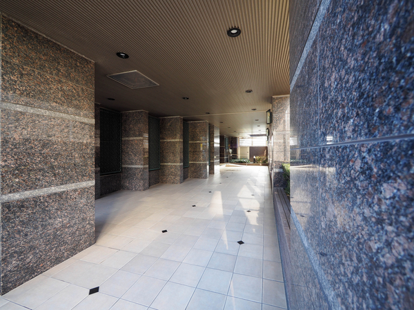 【ロイヤル西尾花ノ木】エントランス