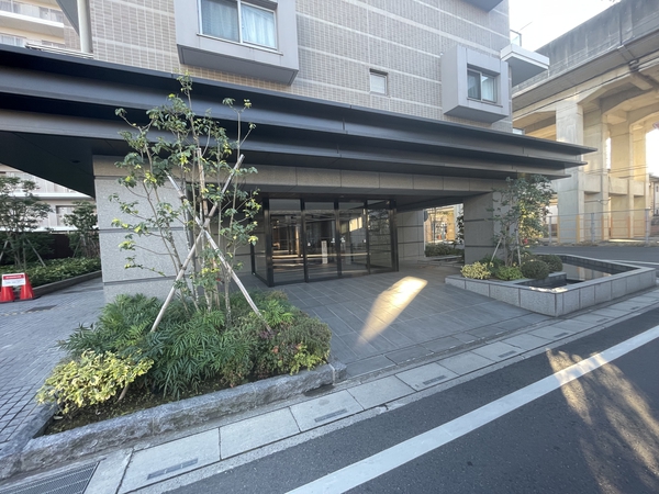 【ルピアコート新越谷】エントランス