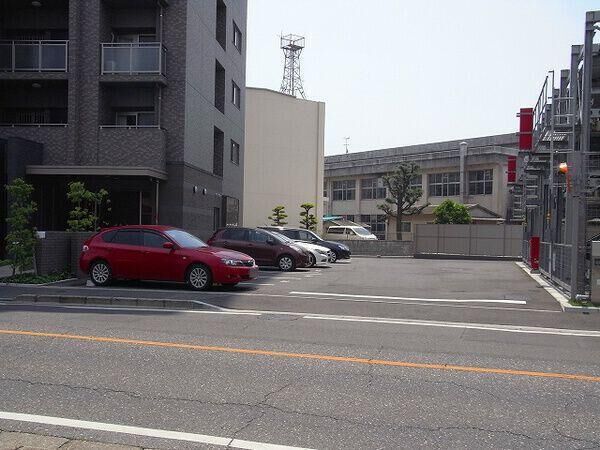 【ロイヤルガーデン老松町】駐車場