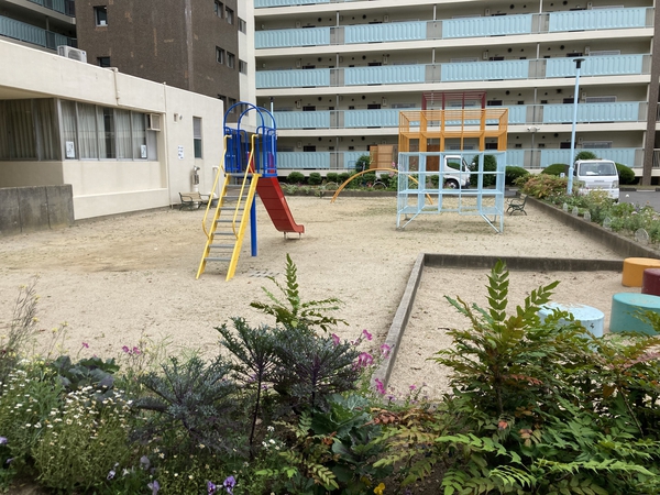 【すみれ橋第一コーポ】敷地内公園 【すみれ橋第一コーポ】敷地内公園