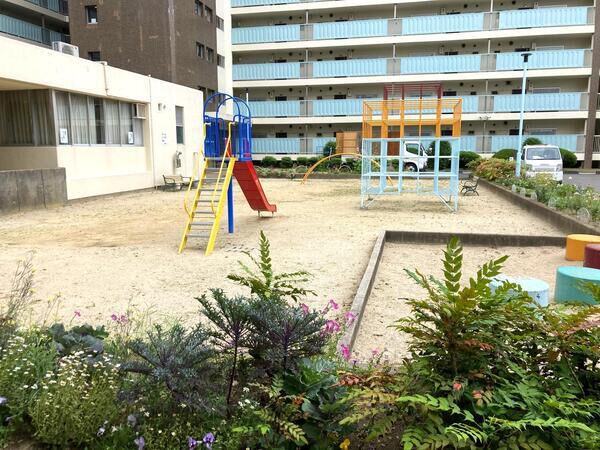 【すみれ橋第一コーポ】共用部分(敷地内公園) 【すみれ橋第一コーポ】共用部分(敷地内公園)