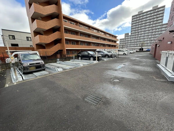 【D’レスティア山鼻南】共用部分（駐車場）