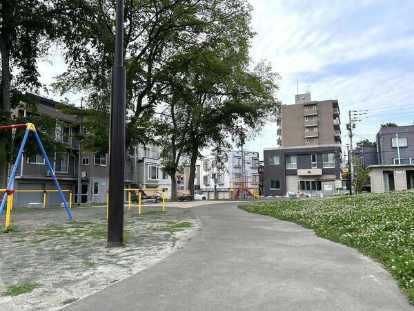 エルム公園（物件より約10ｍ）（道路向かい）
