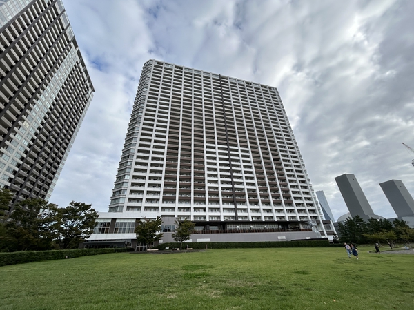 【ブリリア有明スカイタワー】色彩のグラデーションが躍動感を表現し、自然と都会に調和する外観。 【ブリリア有明スカイタワー】色彩のグラデーションが躍動感を表現し、自然と都会に調和する外観。