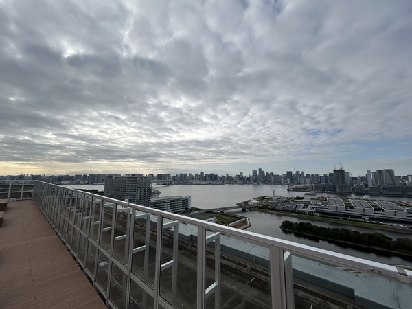 スカイラウンジからはレインボーブリッジを望めます。 スカイラウンジからはレインボーブリッジを望めます。