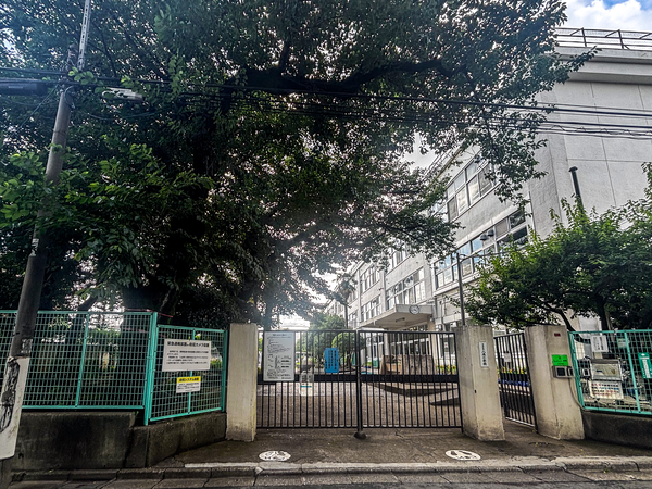 八成小学校まで約350m(徒歩5分) 八成小学校まで約350m(徒歩5分)