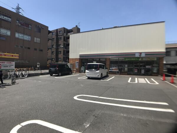 セブンイレブン梅島駅前店まで約130ｍ（徒歩2分）
