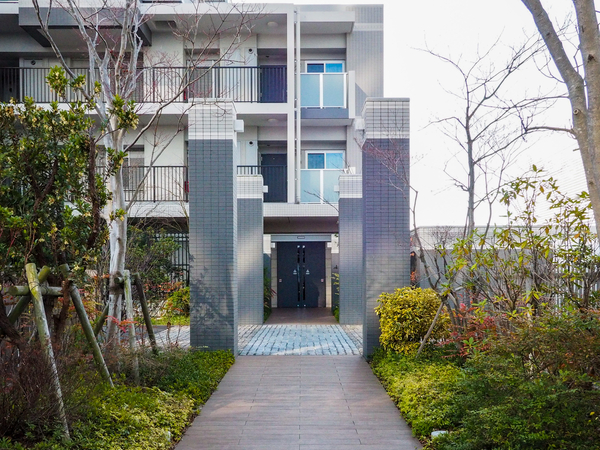 【Tステージ四郷駅前ザ・ライズ】エントランス