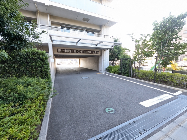 【サングランデ津田沼】駐車場入り口 【サングランデ津田沼】駐車場入り口