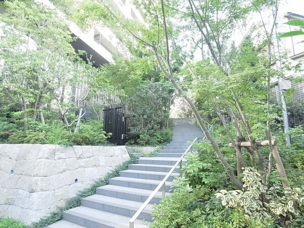 【グランドメゾン白金の杜ザ・タワー】敷地内　ガーデン