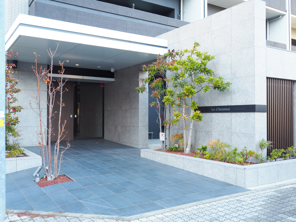 【ル・シェモア豊橋松葉町】エントランス 【ル・シェモア豊橋松葉町】エントランス