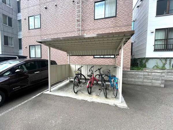 【リブウェル南6条】共用部分（駐輪場）