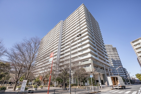 白を基調とした明るい外観。