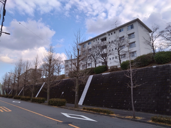 【鶴川二丁目住宅2-11-1号棟】外観