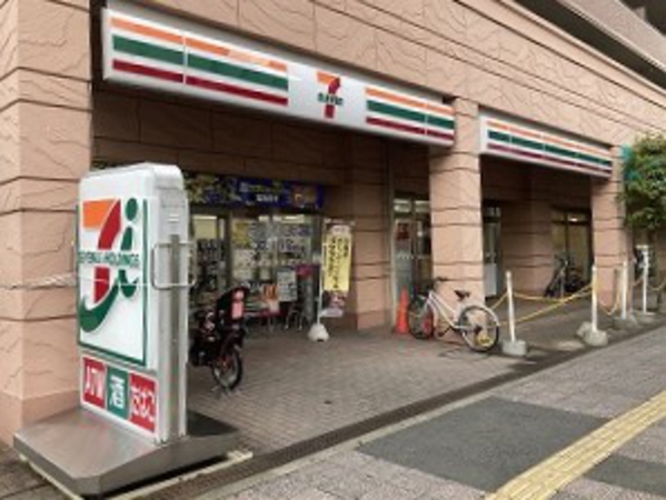 コンビニエンスストアは、約200ｍ（徒歩３分）