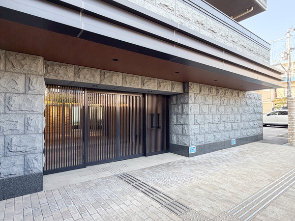 【プレサンスロジェ太秦天神川】エントランス 【プレサンスロジェ太秦天神川】エントランス