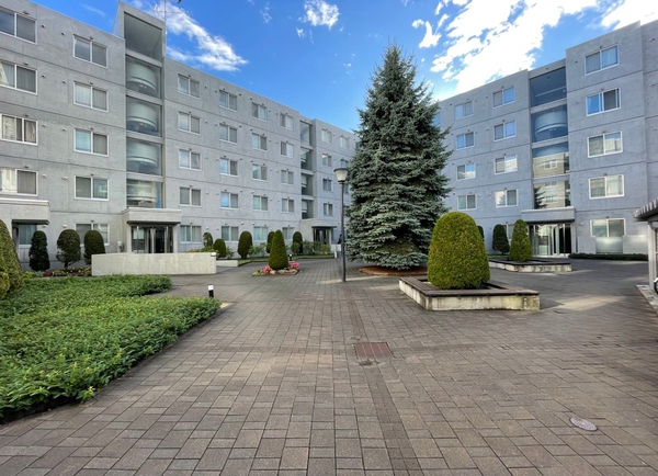 【ゼファー真駒内公園】中庭 【ゼファー真駒内公園】中庭