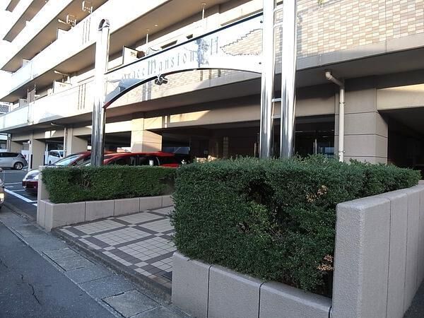 【グレイスマンション春日】エントランス