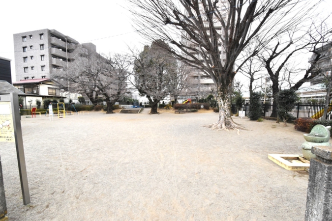 泉水公園まで約190ｍ（徒歩3分）