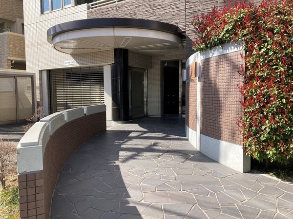 【ロジュマン上杉】エントランスアプローチ