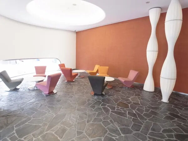 【パークホームズセントラルシティ中央区湊】（エントランスロビー）スタイリッシュな印象の玄関アプローチ。通りからのアクセスもスムーズです。